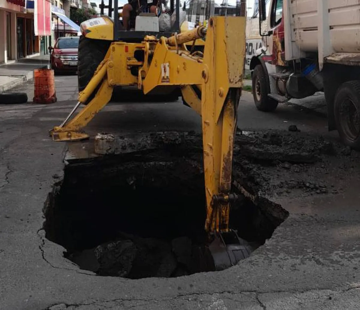 Fuga de agua origina socavón frente a la Cruz Roja de Nezahualcóyotl