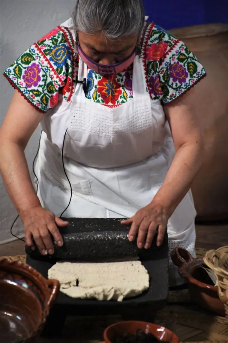 La maestra Reyna, textilera y guardiana de la cultura otomí en Edomex