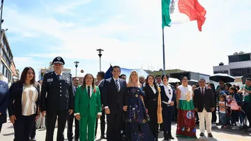 Presiden Romina Contreras y Enrique Vargas tradicional desfile cívico por el 216 aniversario del inicio de la Independencia de México