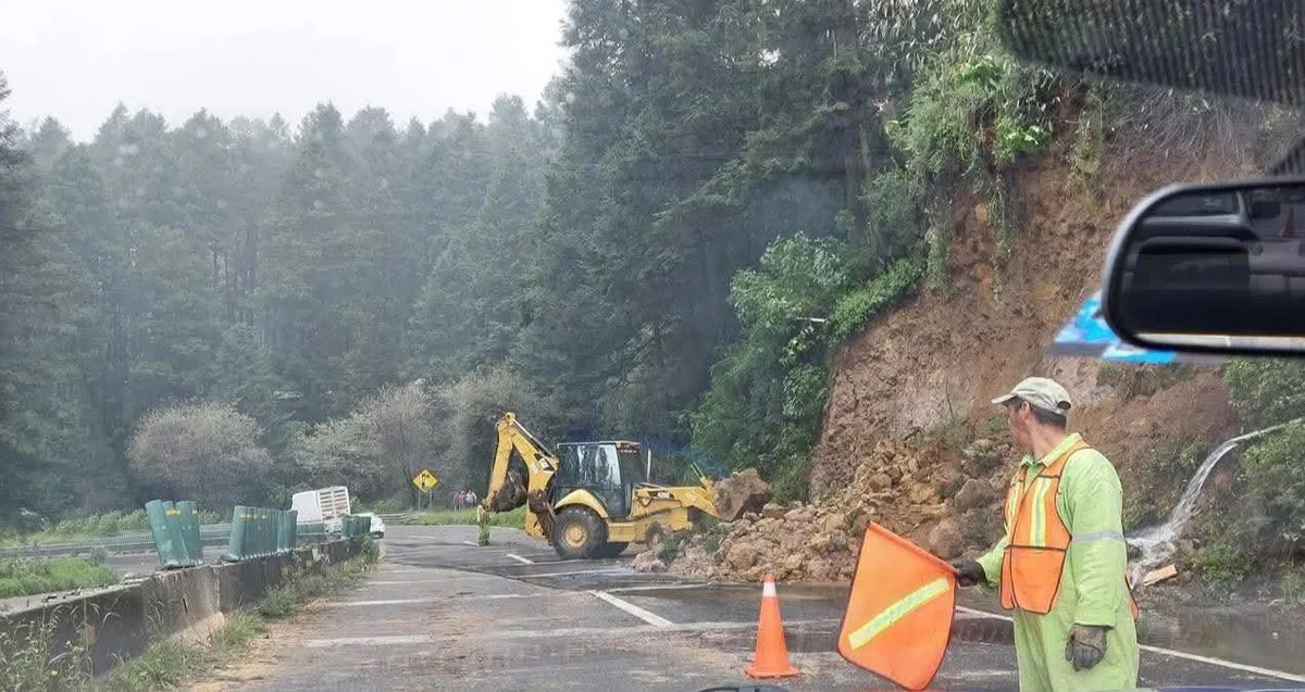 Habilitan un carril en la México-Toluca tras deslave en La Marquesa