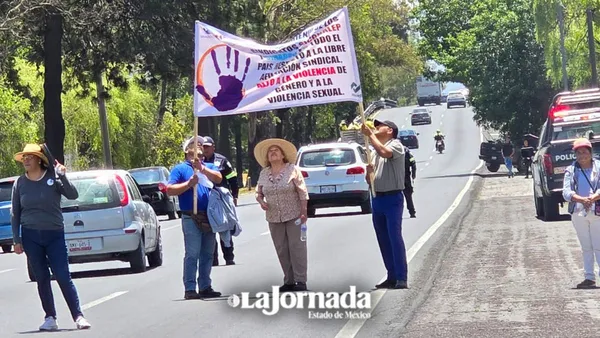 Trabajadores del CONALEP bloquean Paseo Tollocan