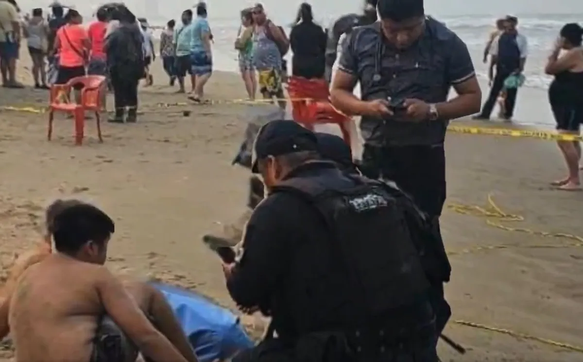 Cuatro integrantes de una familia, que hasta el momento sólo se sabe que son provenientes del Estado de México, pero no la ubicación municipal, fueron arrastrados por las olas en la playa de Barra Norte, en Tuxpan, Veracruz. Foto: Captura.