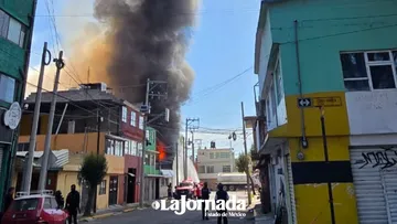 Incendio consume bodega de desechos industriales en Toluca; evacúan viviendas y comercios