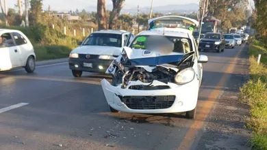Servicios de emergencia atienden choque en la Toluca–Atlacomulco.