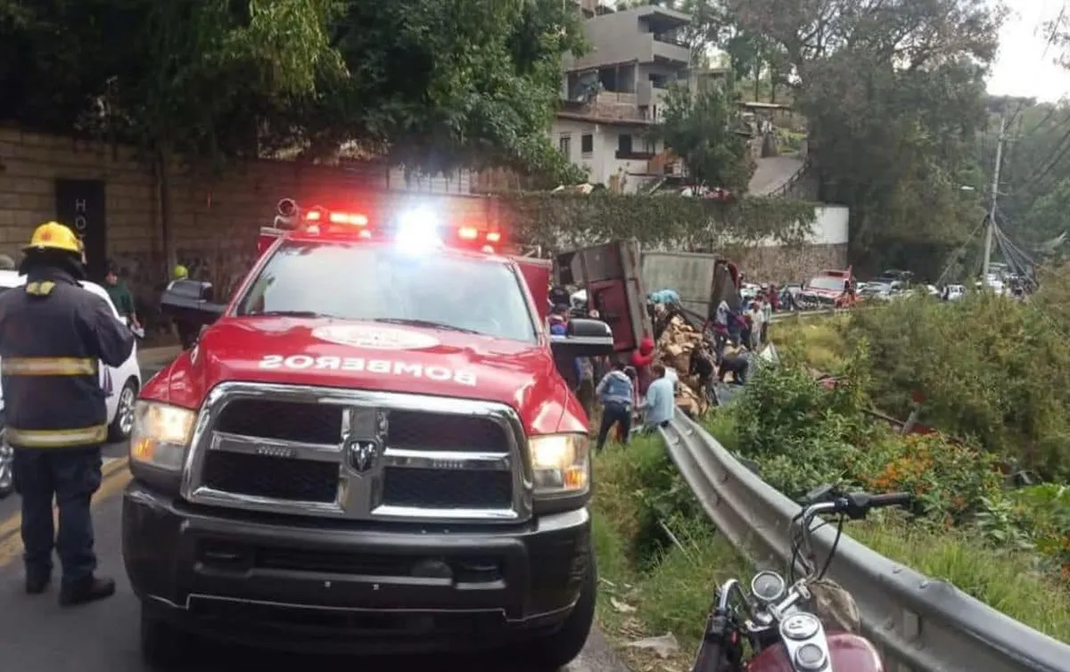 Los vecinos de la localidad comenzaron a saquear la carga, llevándose los productos.