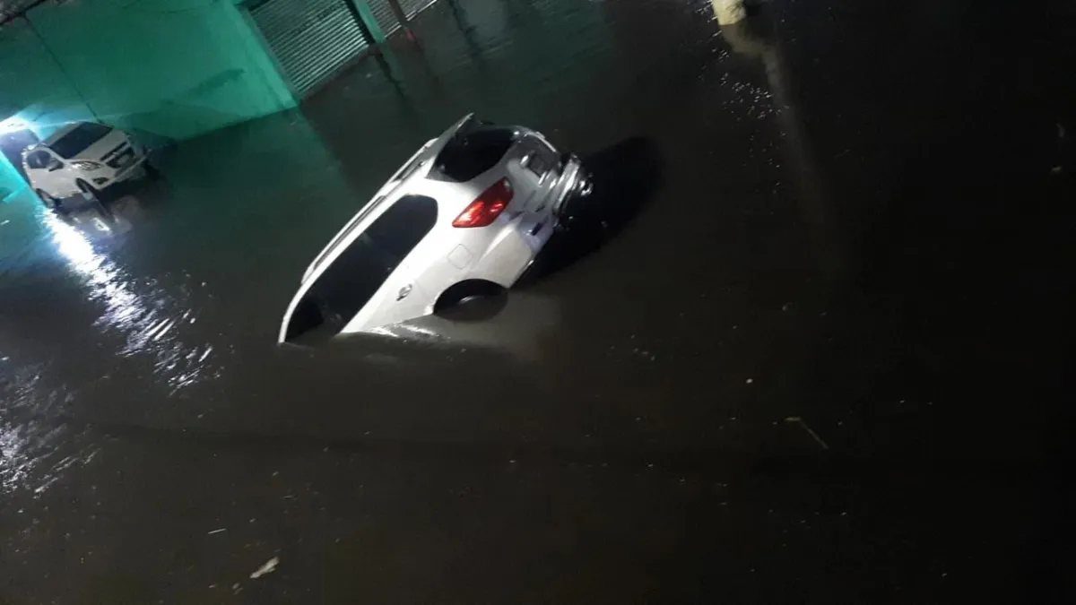 Un auto cayó en un socavón provocado por las obras que se realizan en Chalco con el propósito de evitar inundaciones.