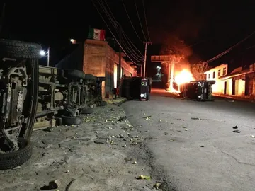 Pobladores se enfrentan con policías y queman patrullas en Ecatzingo