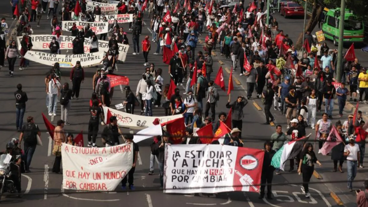 A 57 años de la masacre de Tlatelolco, miles marcharon en CDMX bajo la consigna: “2 de Octubre no se olvida”.