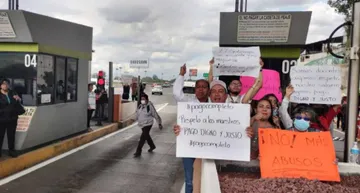 Maestros continúan jornada de protestas en caseta México-Tepotzotlán
