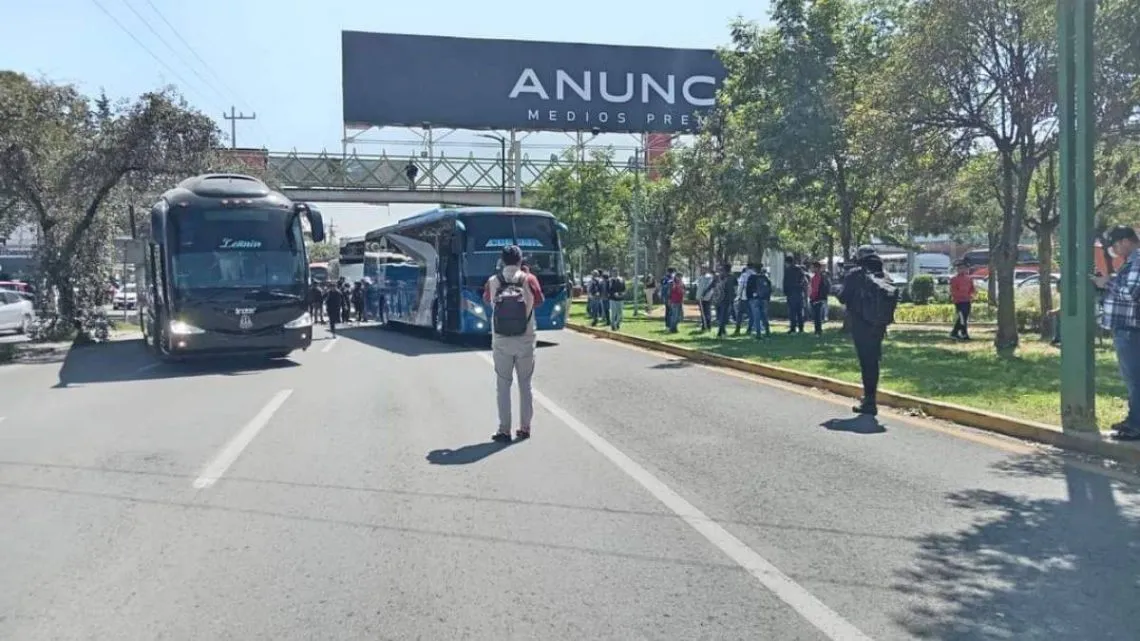 Normalistas de Tenería marchan en Toluca