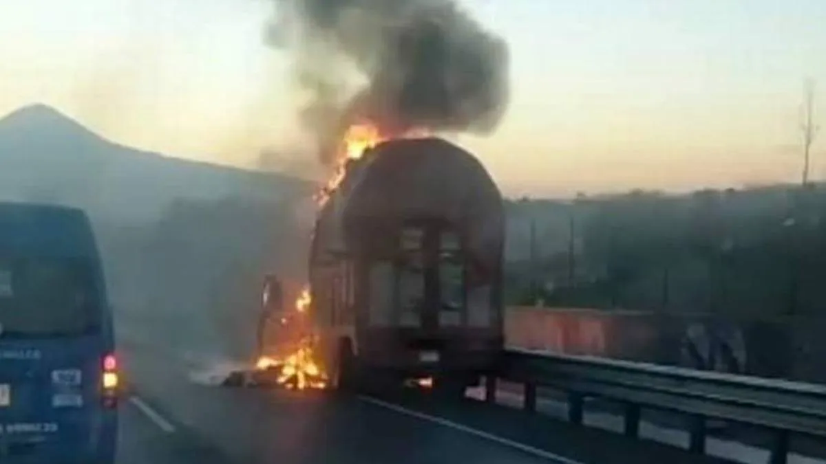 Camioneta con algodón se incendia en la autopista México-Puebla