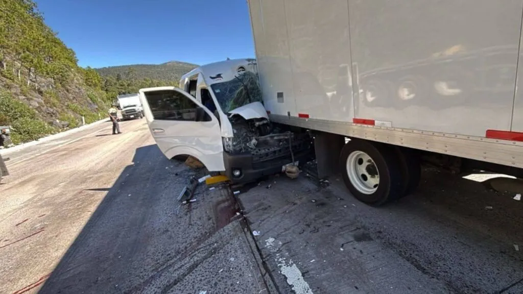 Choque de tráiler y combi en la México-Puebla deja un muerto y 6 heridos