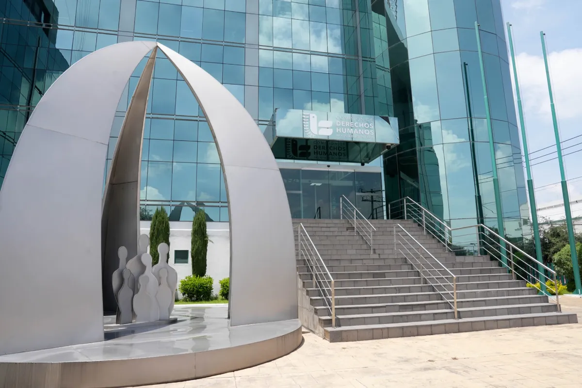 Estas medidas buscan reparar el daño ocasionado por las violaciones a los derechos humanos.