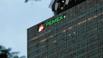 Sheinbaum defiende a directora de Pemex señalada por ajustes administrativos.