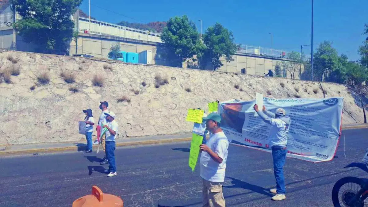 Exigen búsqueda de Juan José López; bloquean Av. Gustavo Baz