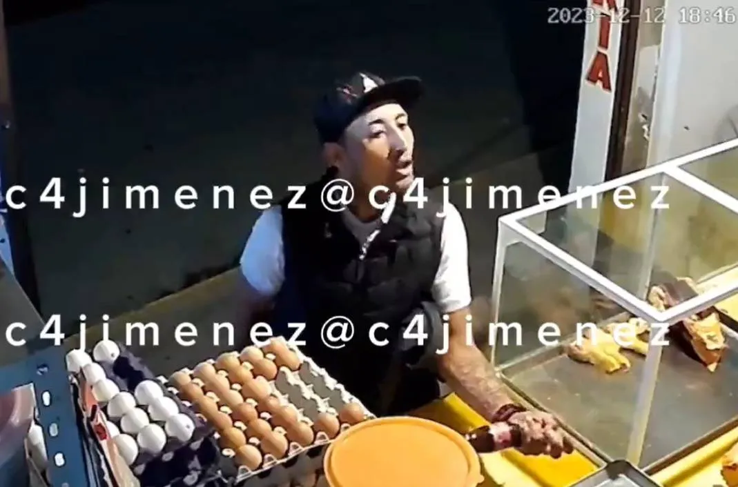 Video: Exreo encañona, amenaza y roba a pollero en Naucalpan