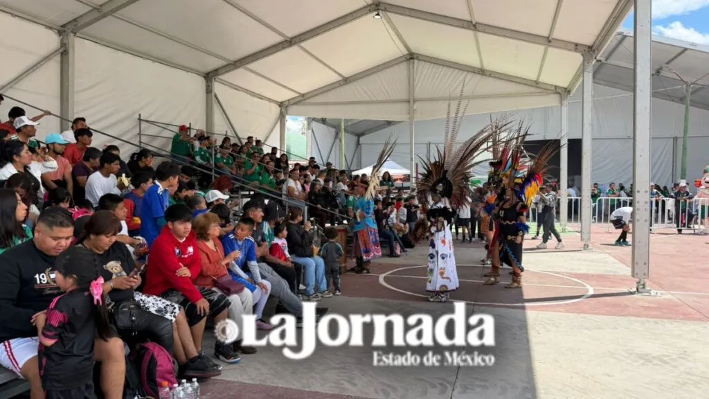 Ambiente futbolero se enciende en Teotihuacán con pantalla gigante