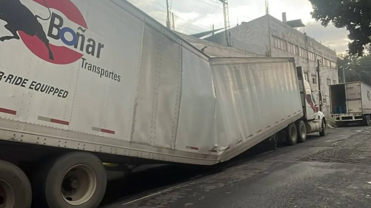 Tráiler quedó varado luego de que su caja se partiera a la mitad, se dirigía a Chalco
