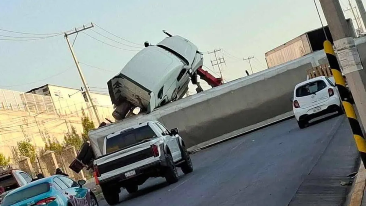 Vuelca tráiler en zona industrial de Tepotzotlán, no hay lesionados