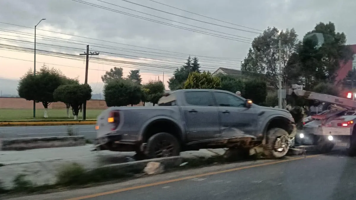 Camioneta pierde el control y se sale del carril en la Toluca-Tenango