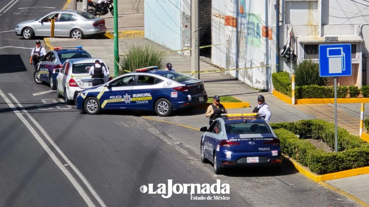 Hombre pierde la vida a bordo de un taxi en Toluca