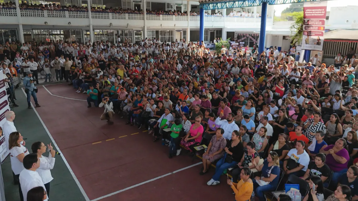 La entrega de tarjetas para la Beca Rita Cetina 2025 se realiza en las asambleas escolares a los estudiantes de secundaria.