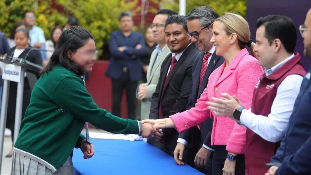 Becas y monedero electrónico beneficia a 14 mil estudiantes y padres de familia de Huixquilucan para evitar la deserción escolar