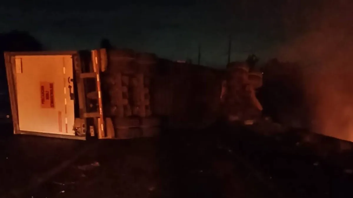 Cerrada carretera Toluca-Atlacomulco por volcadura de tráiler