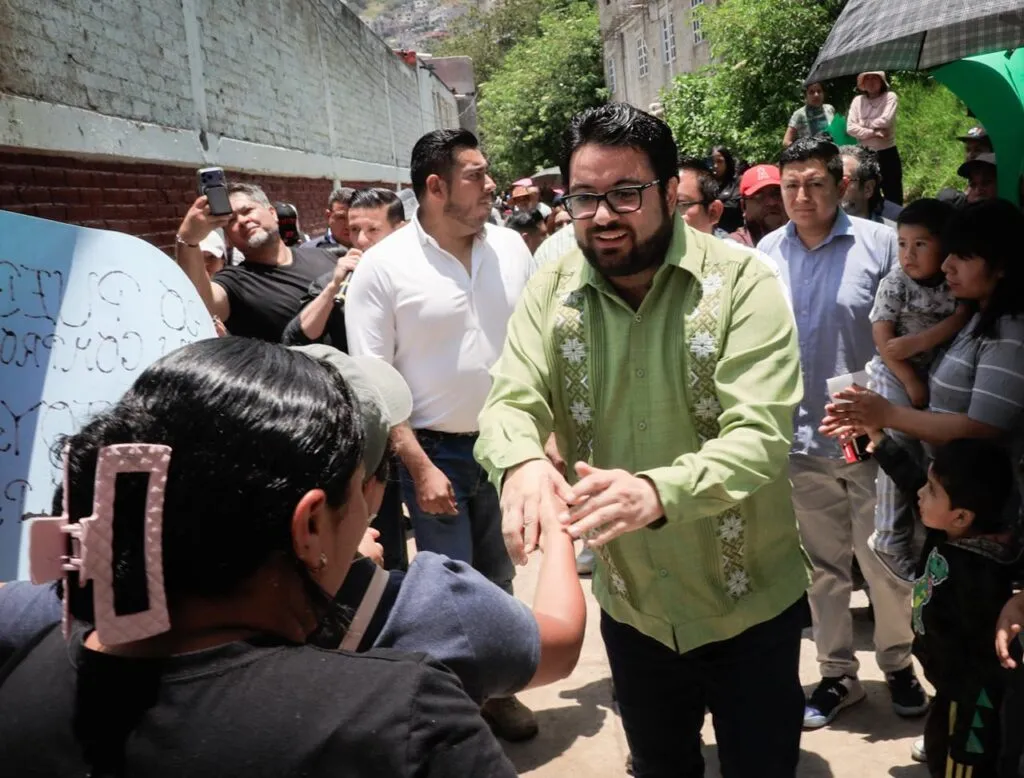 Isaac Montoya aplica recursos propios para blindar seguridad de 130 alumnos en Chimalpa