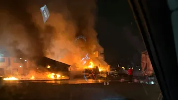 Bomberos y Protección Civil sofocaron las llamas y continuaron con labores de enfriamiento y retiro de escombros.