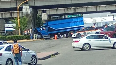Tráiler choca contra muro en Lerma; reportan afectaciones viales.