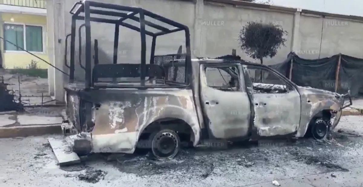 Incendian patrulla frente a casa de la alcaldesa de Nextlalpan; reportan un fallecido