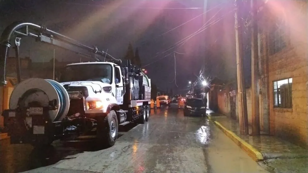 Río Hondo se desbordó en Naucalpan; Edomex atiende casos de inundación