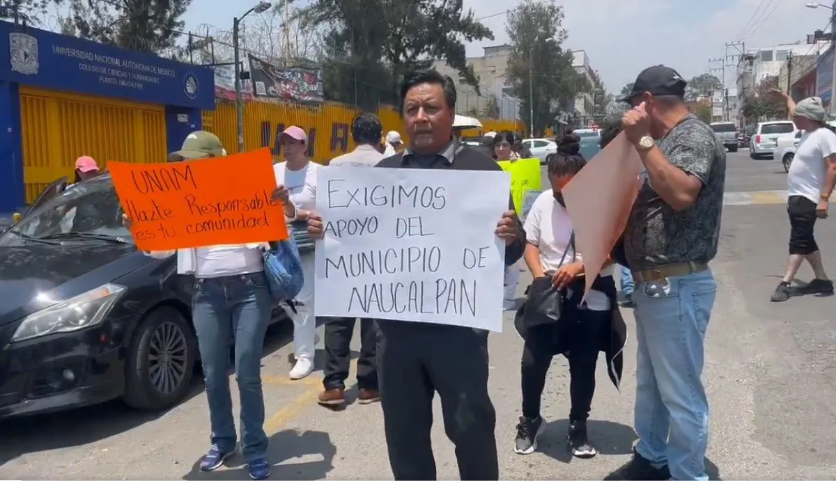 Padres y madres de estudiantes del Colegio de Ciencias y Humanidades plantel Naucalpan, convocaron un plantón fuera de las instalaciones donde coincidieron que el ataque de porros de otras escuelas año con año se da. Foto: Captura.