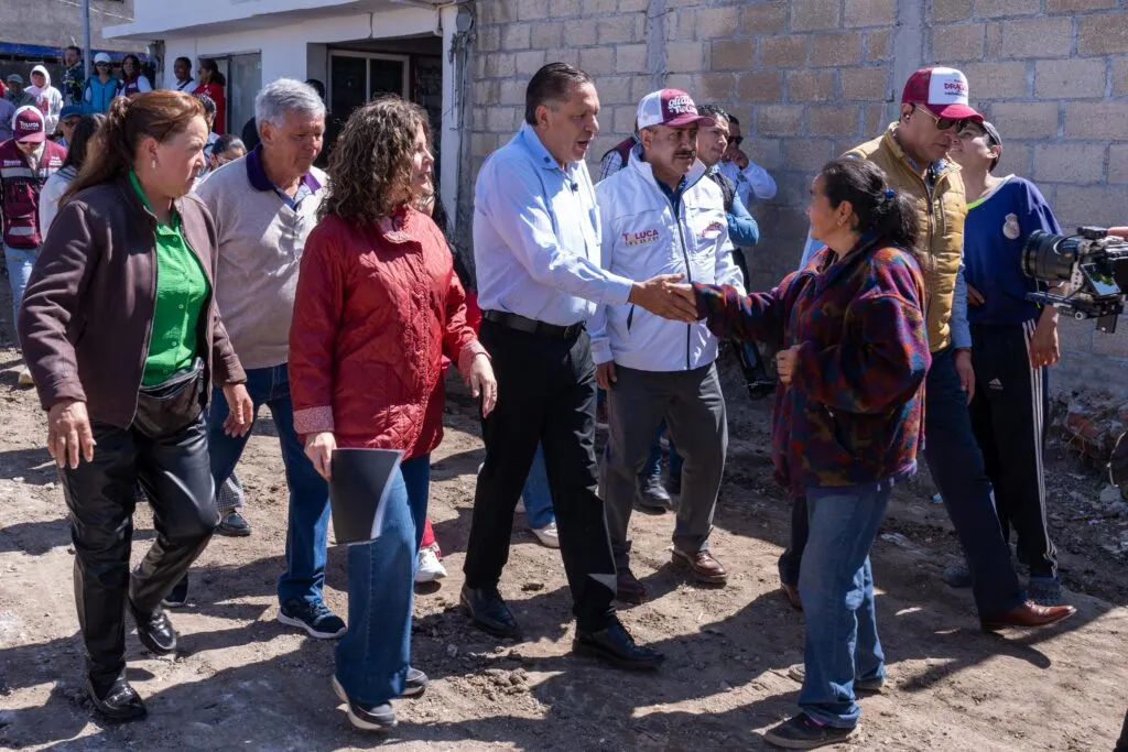 Supervisa Ricardo Moreno pavimentación de calles, con más de 55 años de espera