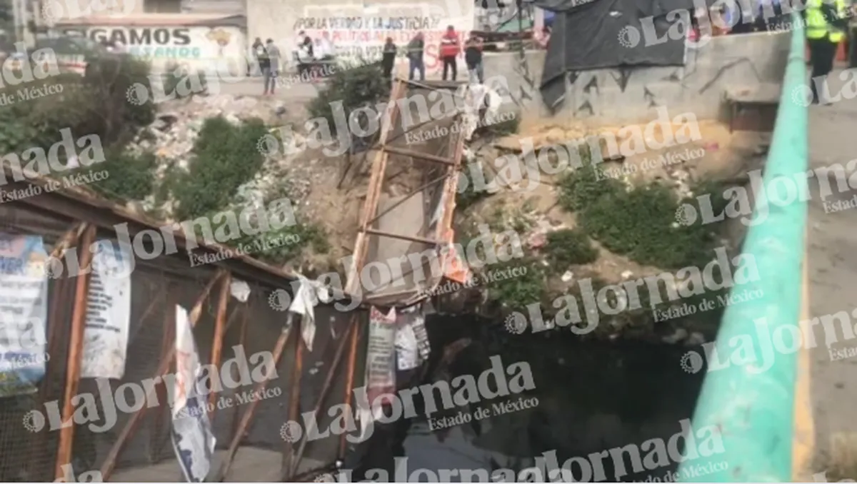 Se desploma puente peatonal en el Canal de La Compañía