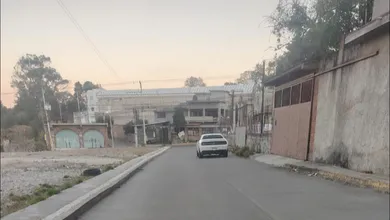 Tras el reporte a los servicios de emergencia, al lugar acudieron elementos de la Guardia Nacional y de la policía estatal, quienes acordonaron la zona para preservar la escena.