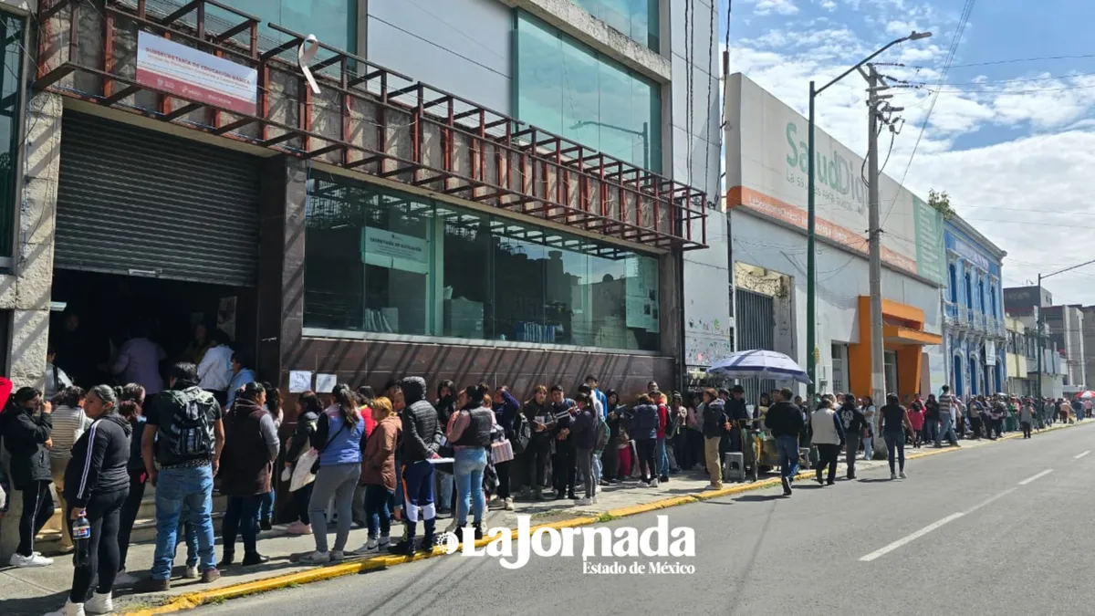 La saturación de solicitantes refleja la alta demanda de ajustes en la asignación escolar, situación que cada año genera tensión al inicio del ciclo escolar.