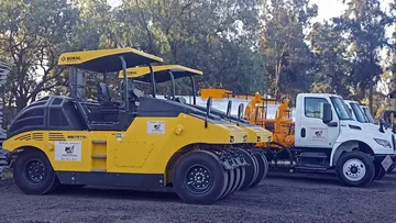 Trenes de pavimentación permitirán rehabilitar 350 km de vialidades al año en Edomex