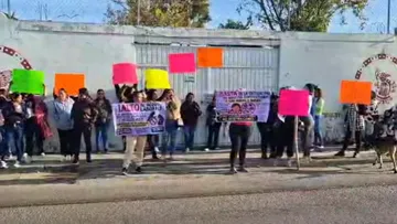 Padres de familia de primaria protestan, piden cambio de directora en Izcalli