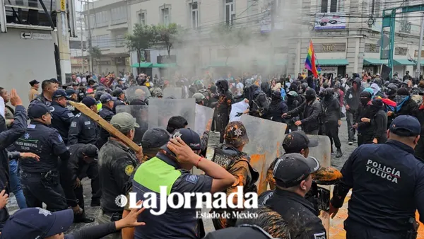 Estudiantes y policías se confrontan durante marcha del 2 de octubre en Toluca [VIDEO]