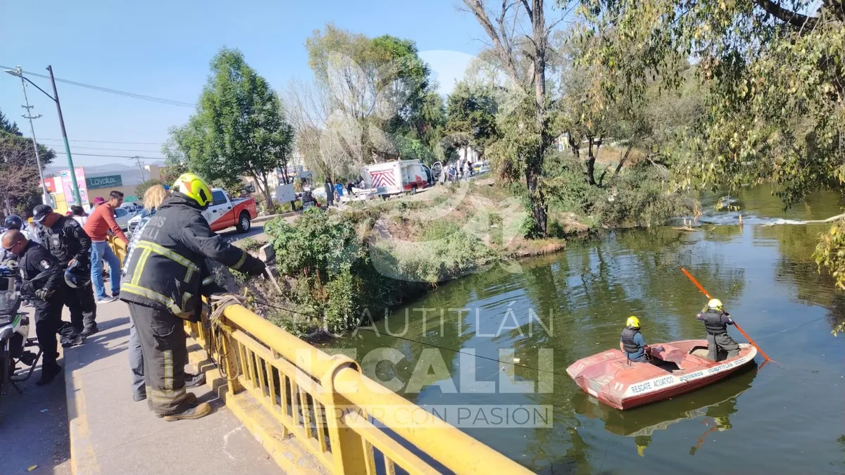 Las labores de búsqueda continuaron este lunes con la participación de distintas corporaciones de emergencia, entre ellas Protección Civil con equipo especializado de buceo y la Cruz Roja Mexicana.
