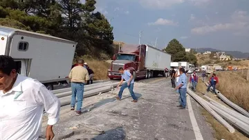 Trailer que transportaba postes de concreto vuelca en la Toluca-Naucalpan