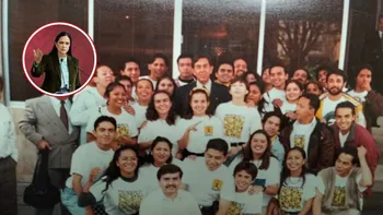 Imagen histórica de Cuauhtémoc Cárdenas junto al Comité de Jóvenes en 1997, compartida por Ariadna Montiel.