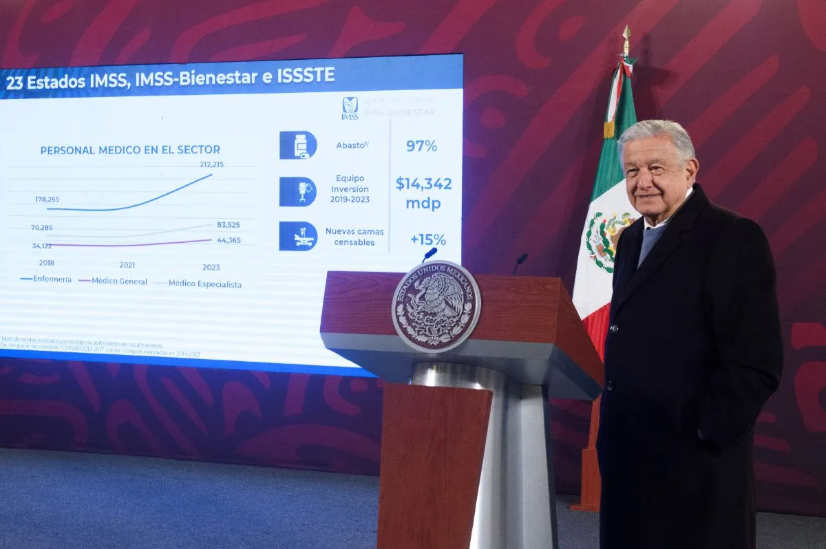 Andrés Manuel López Obrador sostuvo que se trata, quizá, de la farmacia más grande del mundo, repartida 5 mil 500 metros cuadrados techos para abastecer todos los medicamentos a partir de las recetas médicas de cada institución. Foto: Presidencia