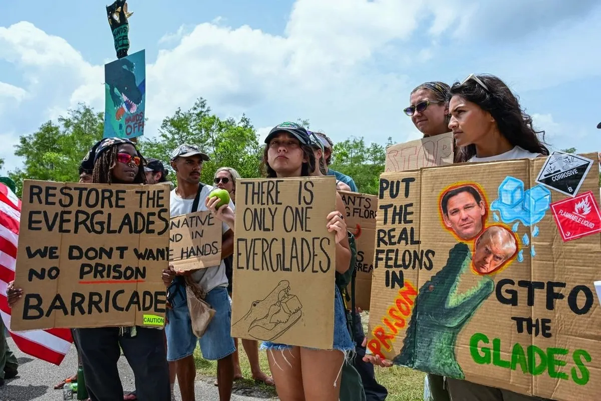 Abre Trump megacentro de detención para migrantes en Florida