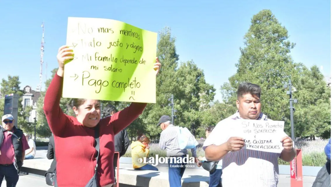 Bomberos de Toluca se manifiestan frente al Ayuntamiento