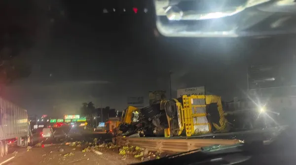 Se exhorta a los conductores a tomar vías alternas y reducir la velocidad al aproximarse al área del accidente para evitar más incidentes.
