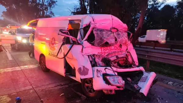 Una ambulancia de traslados programados chocó contra otro vehículo, provocando la muerte de dos personas en el lugar, entre ellas un paramédico.