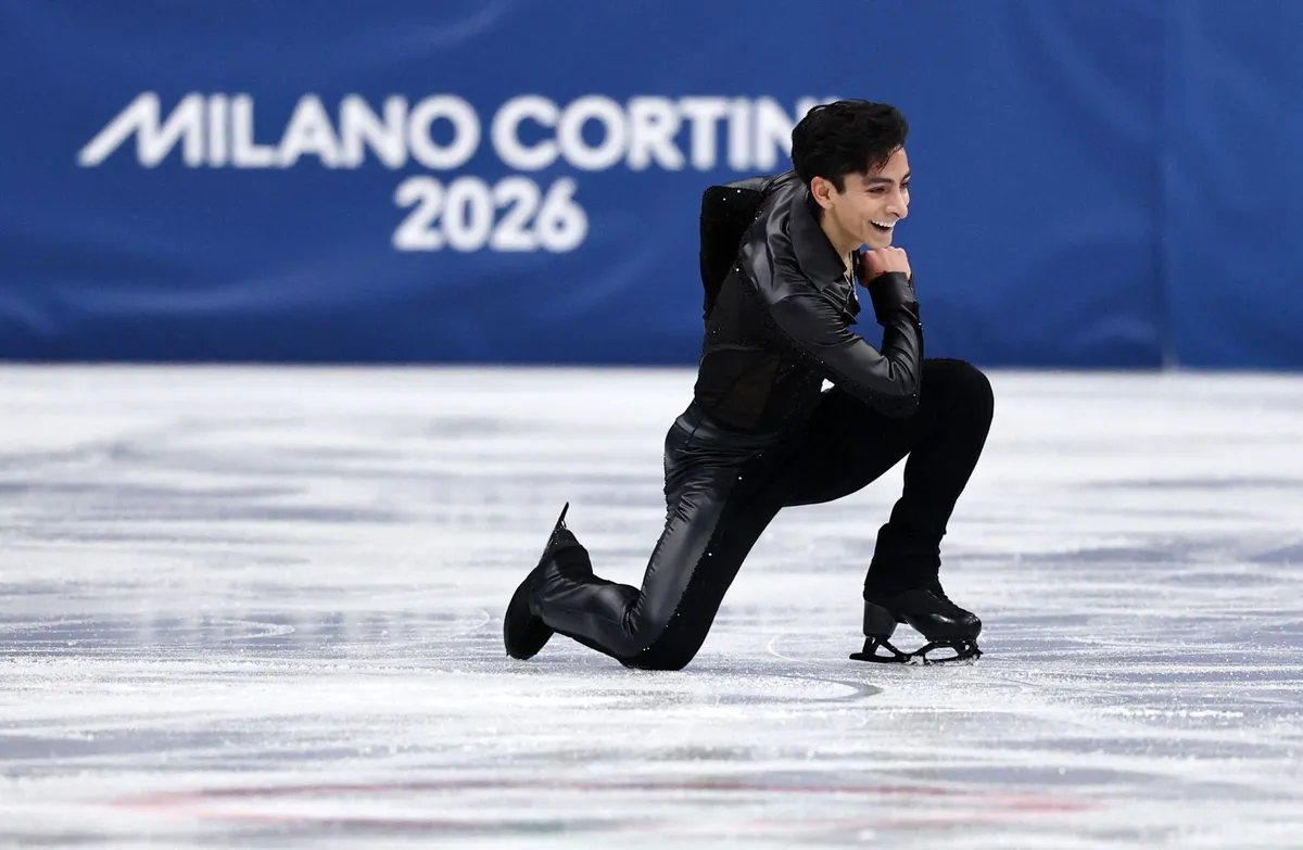 En un gesto que sorprendió a los asistentes, el mexicano besó el hielo al finalizar su actuación.